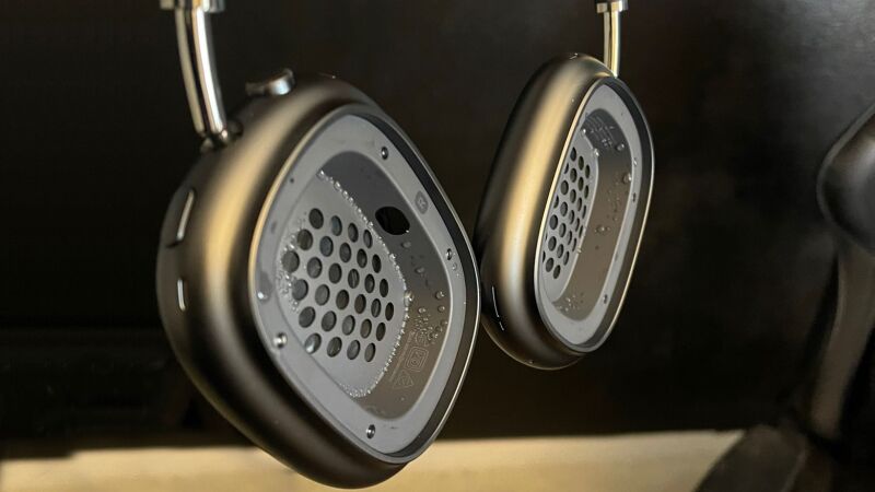 AirPods Max Condensation